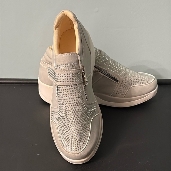 Morecome Women’s faux crystal double zipper wedge sneakers - slip on size 6.5 - Picture 2 of 8